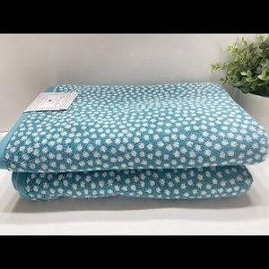 NEW Ditsy Dot 2 Reversible Bath Towels 30x 58 100% Cotton Teal/White